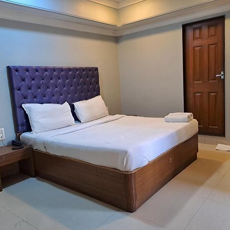 Hotel Cruz Royale Mumbai Exteriör bild