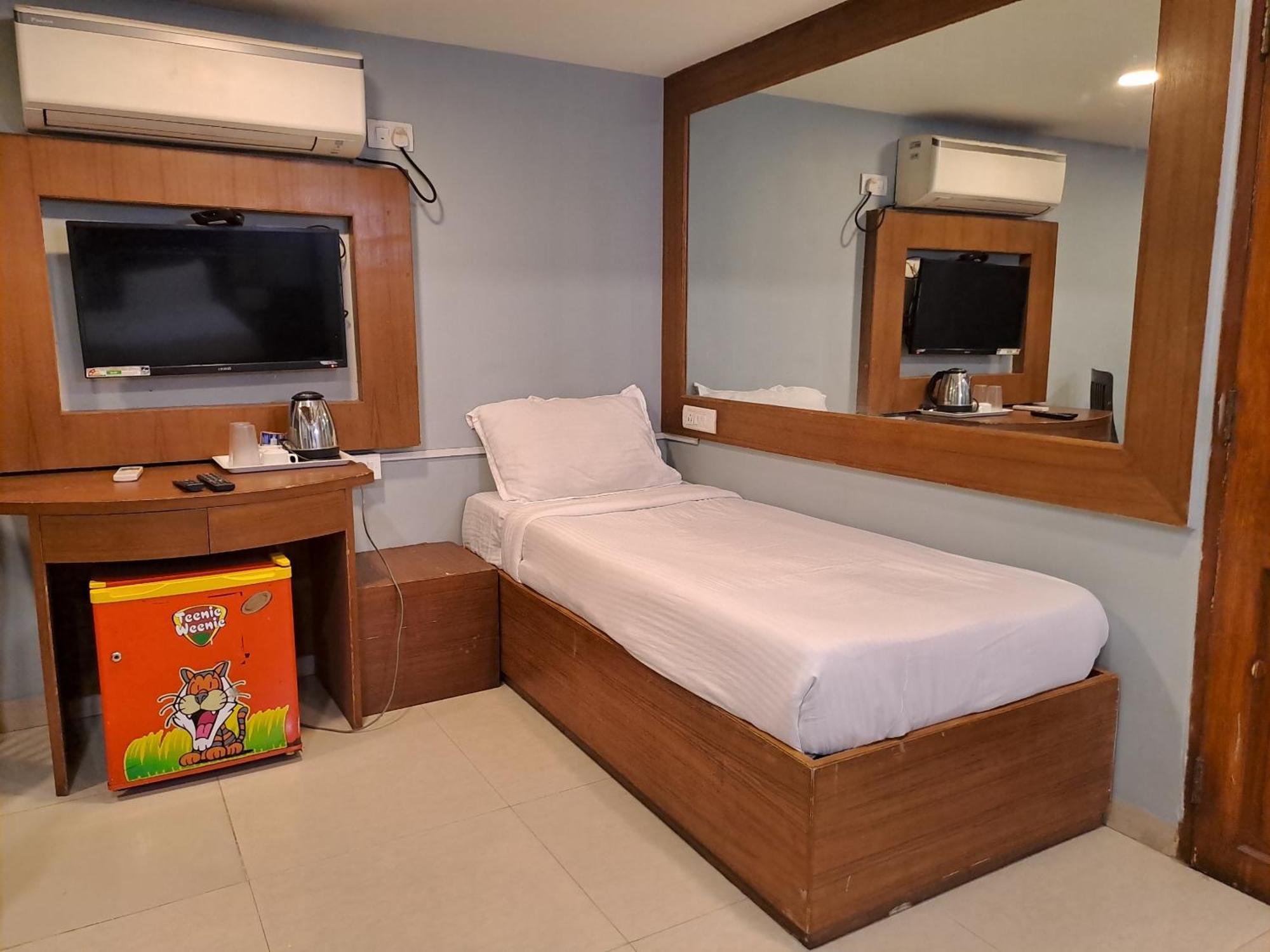 Hotel Cruz Royale Mumbai Exteriör bild