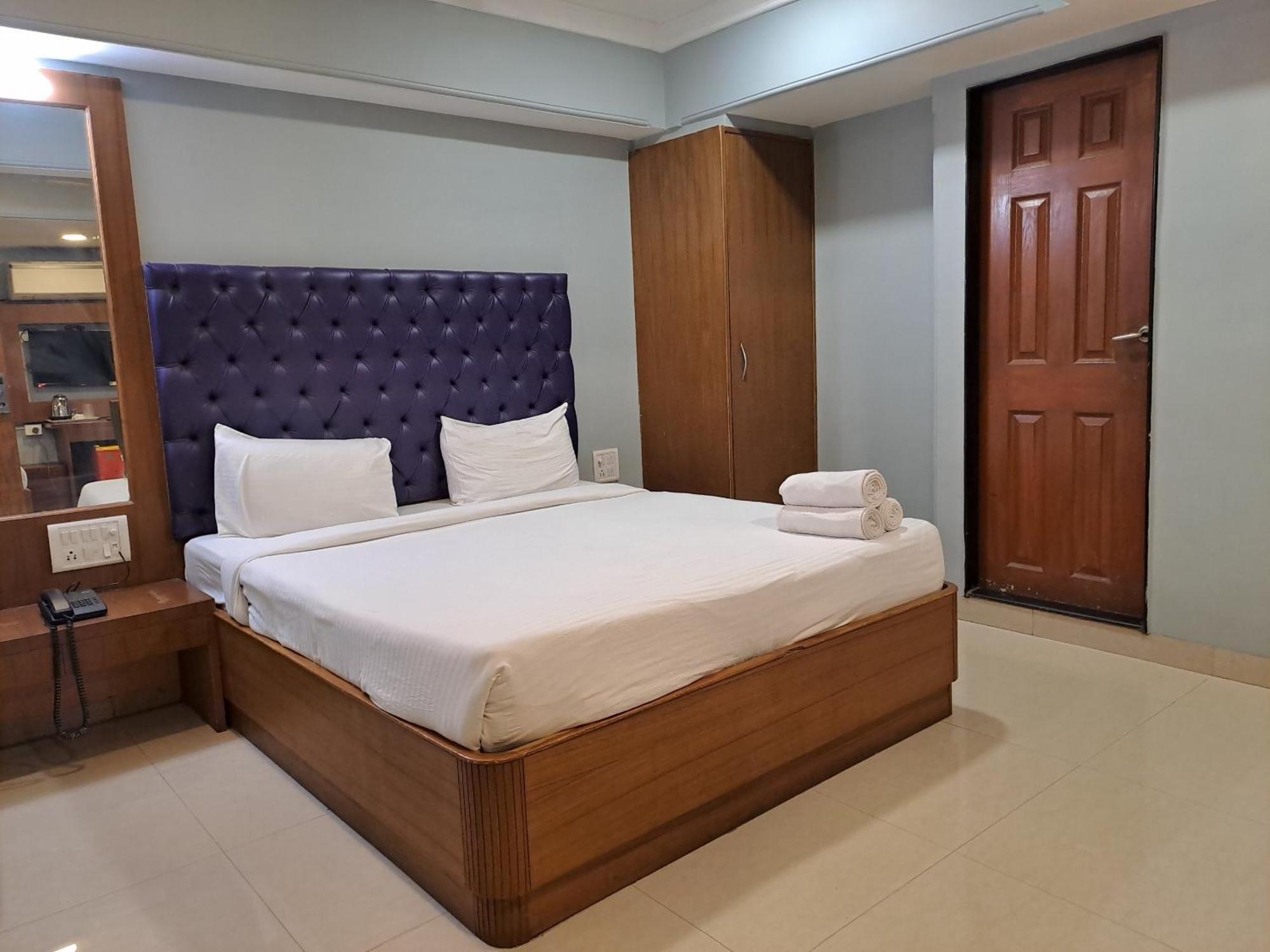 Hotel Cruz Royale Mumbai Exteriör bild