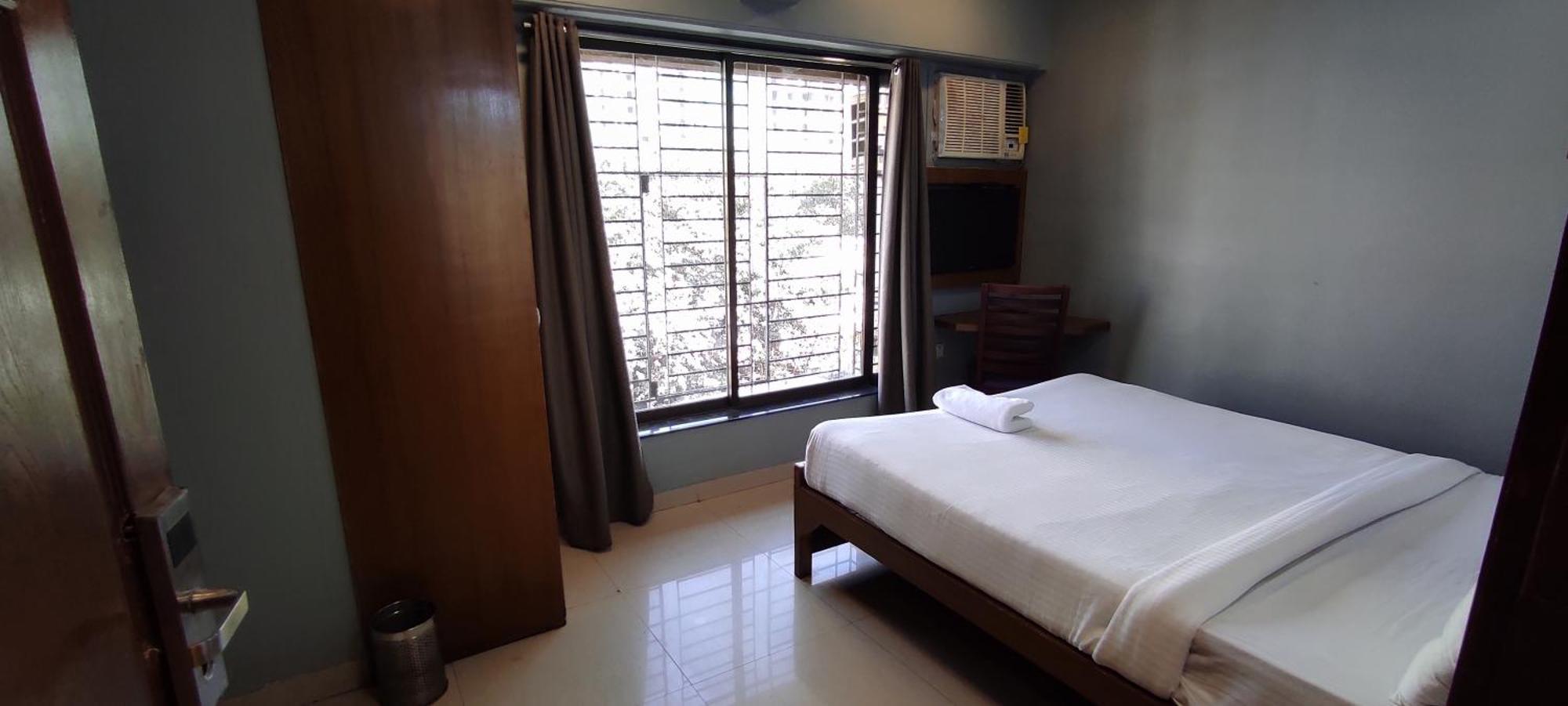 Hotel Cruz Royale Mumbai Exteriör bild