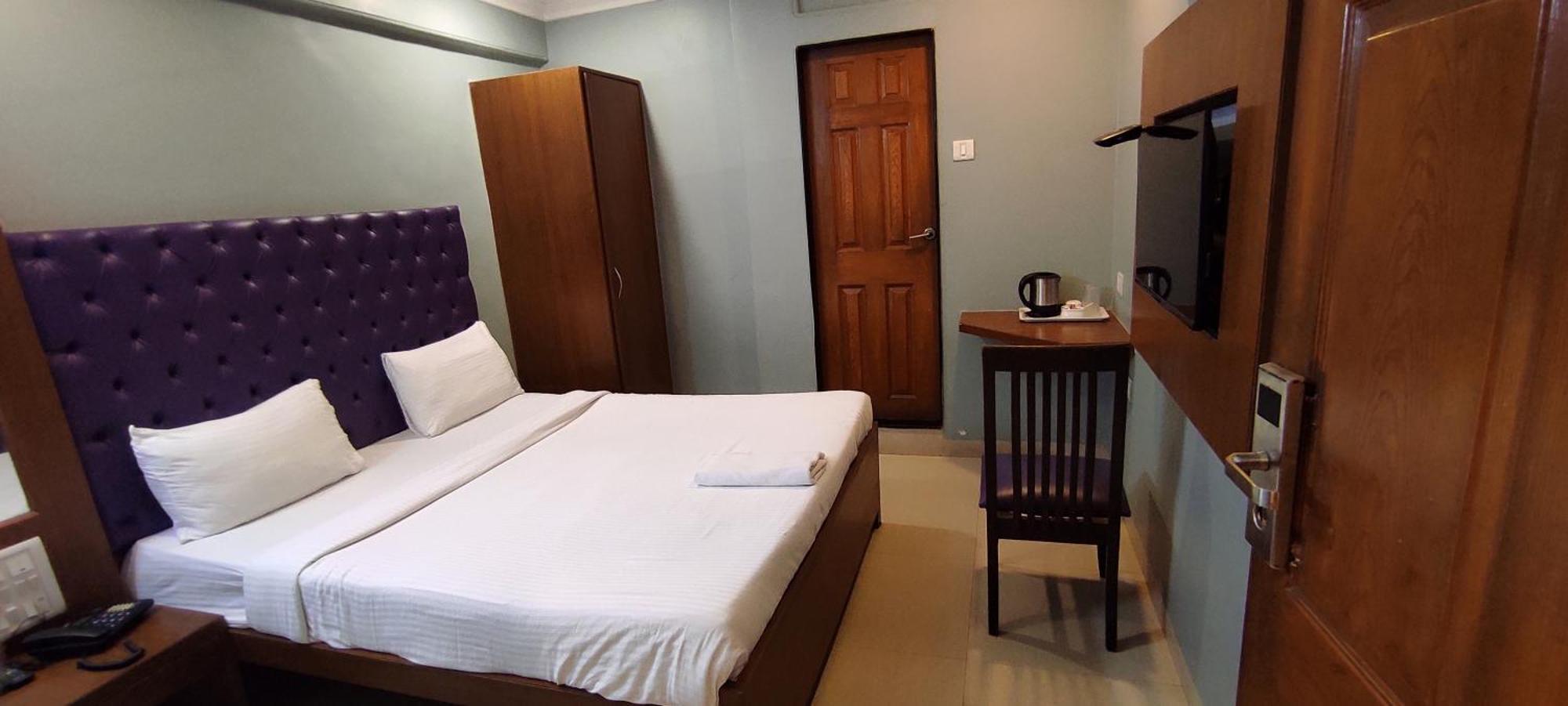 Hotel Cruz Royale Mumbai Exteriör bild